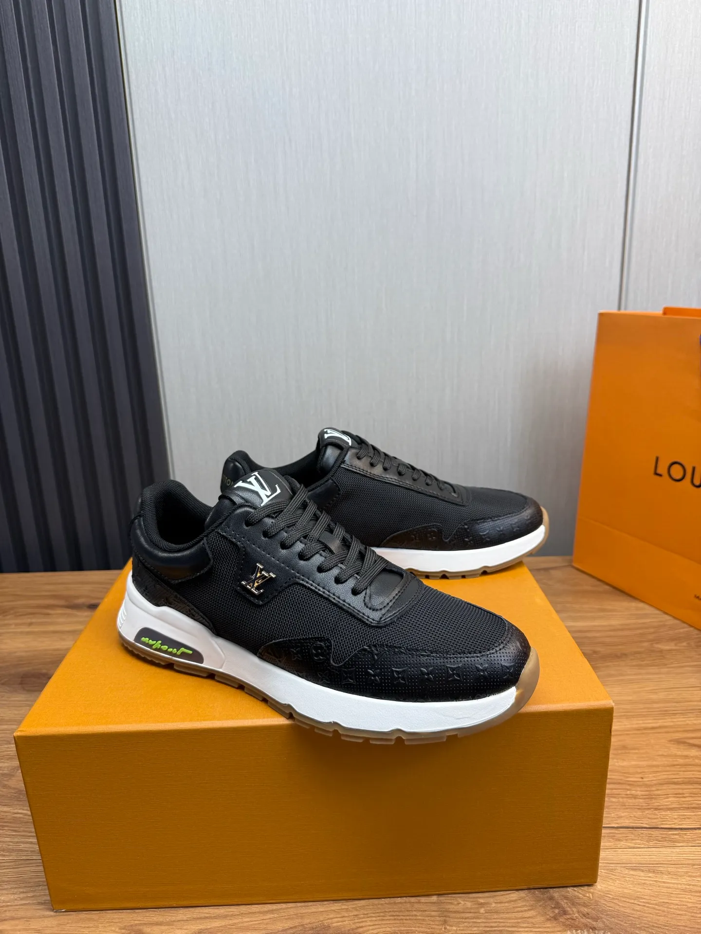 Men's shoes 💰460💰 LOUIS VUITTON [Luden Yiwei] Brand new trendy Lv is on the market 🎁, casual and fashionable men's shoes 👟 Original version shipped 1:1✅ The upper is made of imported brand leather + sheepskin lining, the original wear-resistant rubber outsole, the version is simple and elegant, exclusive for trendy men. 38-44